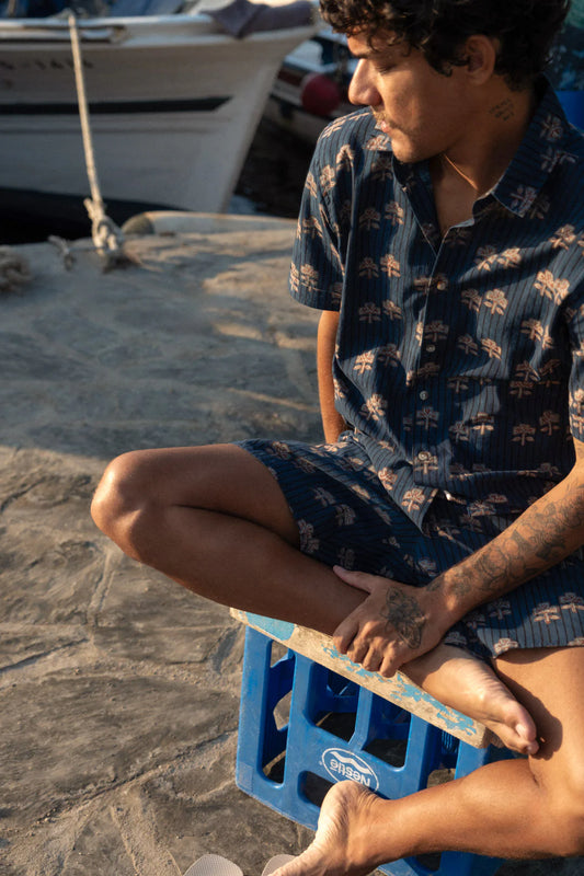 Handbedruckte Baumwollshorts in Blau.