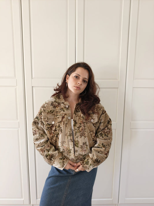 Beige Floral Jacket L von Anouri, am Model getragen