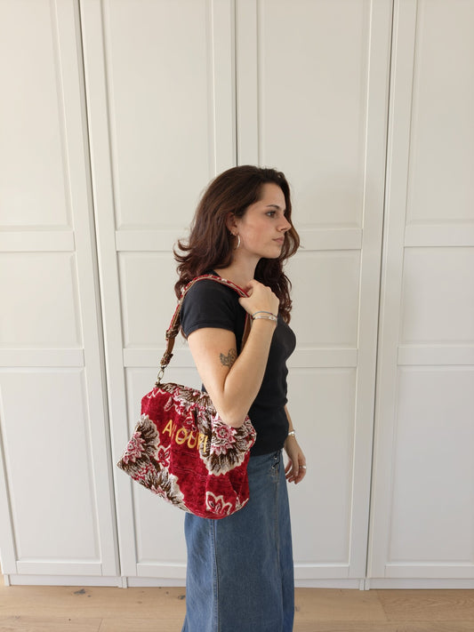 Red Bag von Anouri, am Model getragen