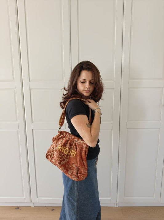 Salmon Bag von Anouri, am Model getragen