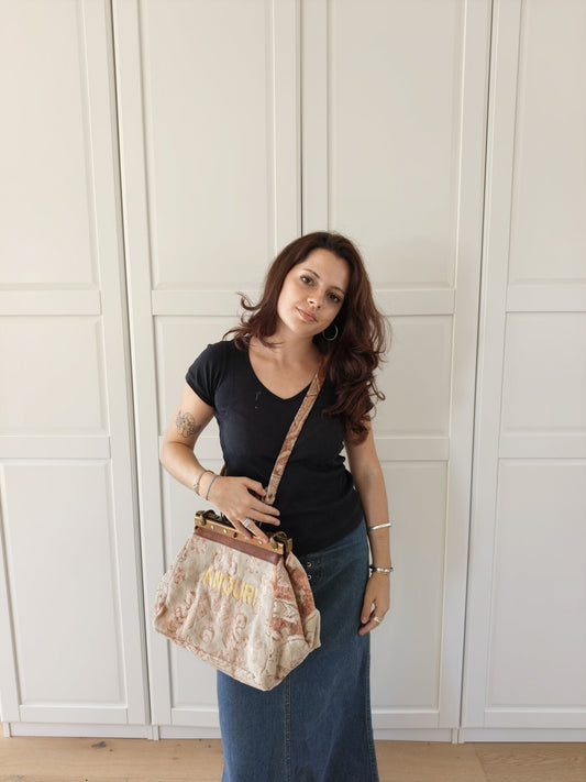 Vintage Beige Bag von Anouri, am Model getragen