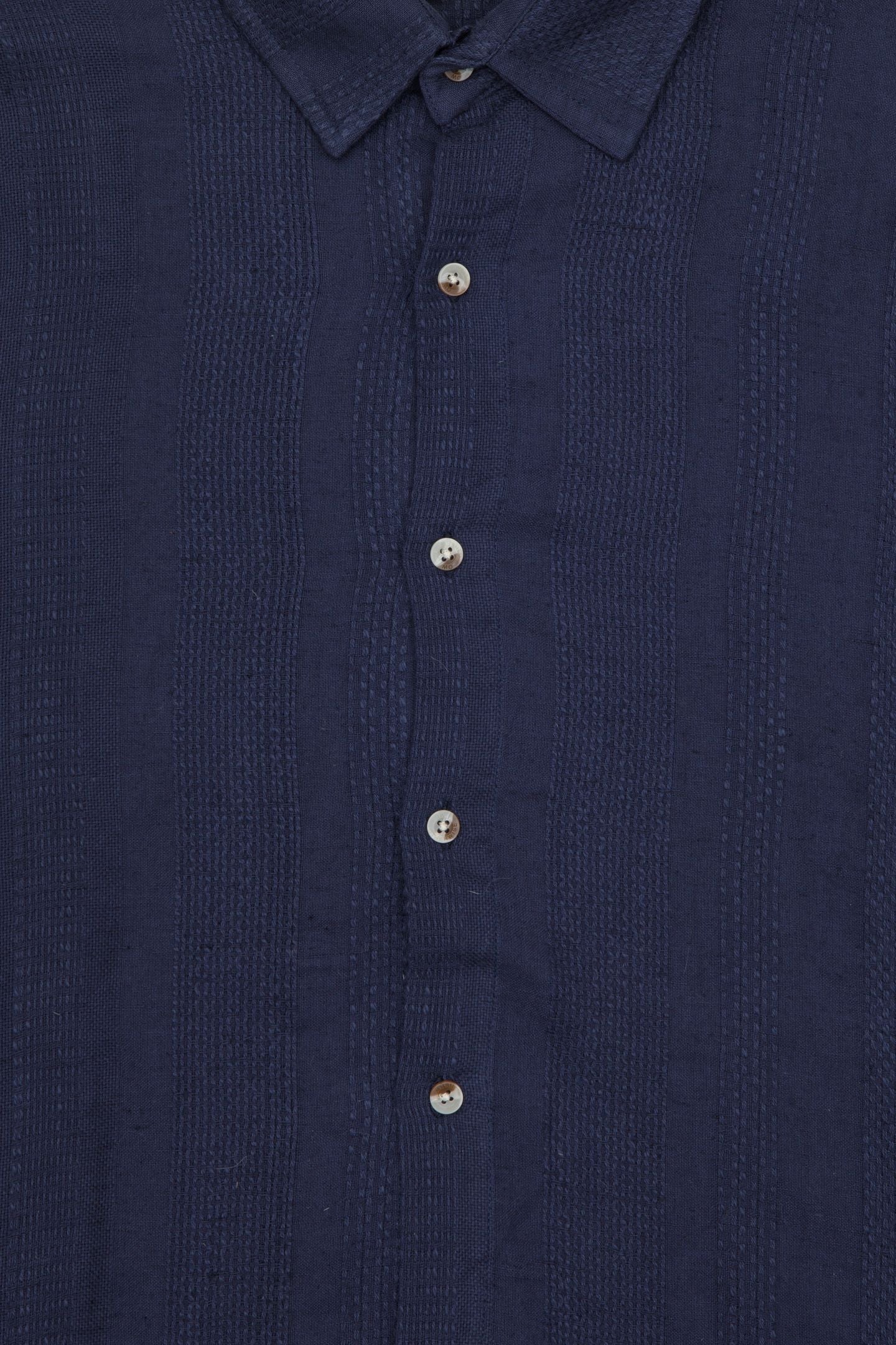 Langärmeliges Hemd aus Baumwolle mit „Nebula“-Struktur in Marineblau.