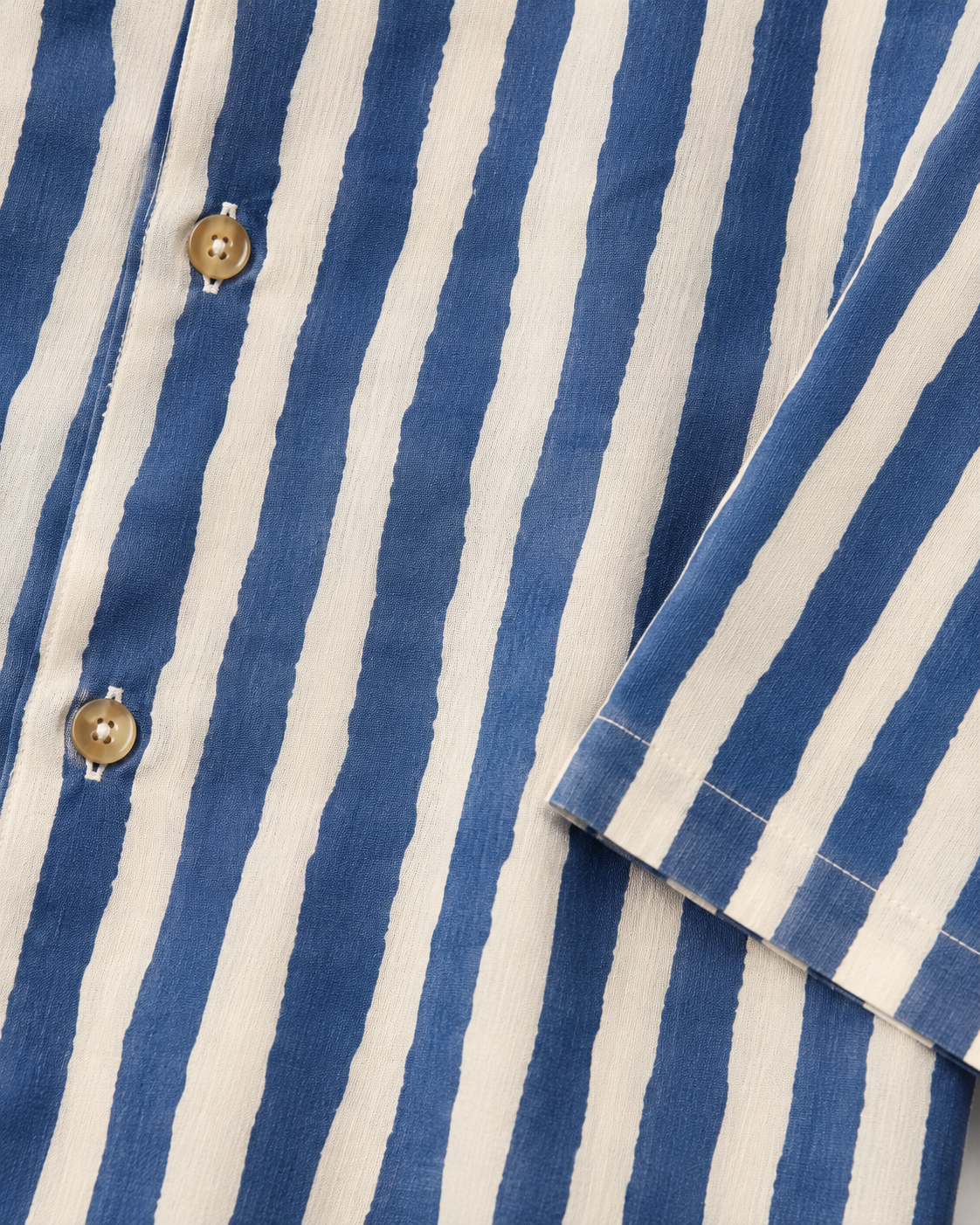Otherwise Mari handbedrucktes Baumwollhemd in Weiss-Blau gestreift – Detail der Streifen