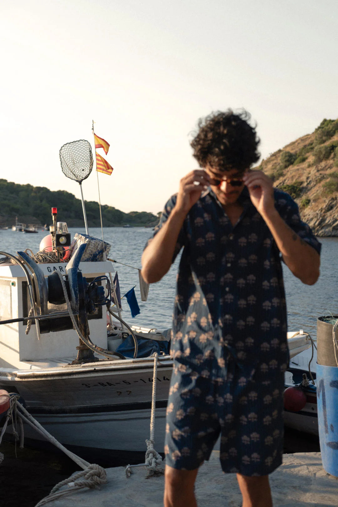 Handbedruckte Baumwollshorts in Blau.