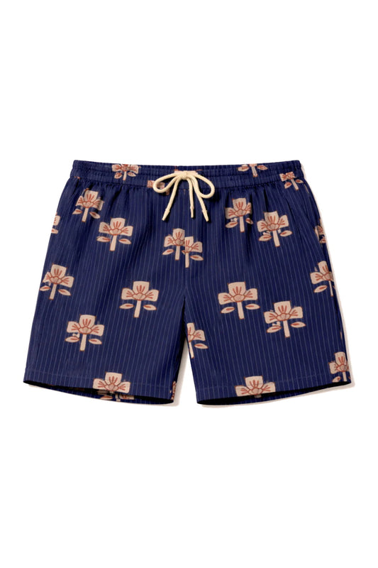 Otherwise Handbedruckte Baumwollshorts in Blau – Vorderansicht mit Blumen-Print