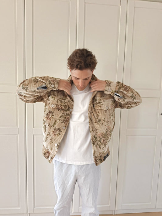 Beige Floral Jacket L von Anouri, am Model getragen