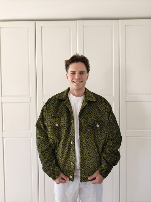 Olive Jacket L von Anouri, am Model getragen