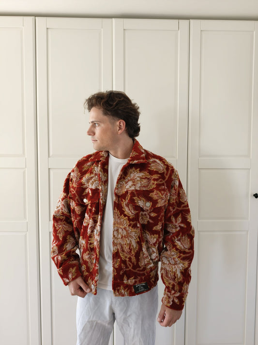 Rust Velvet Jacket L von Anouri, am Model getragen