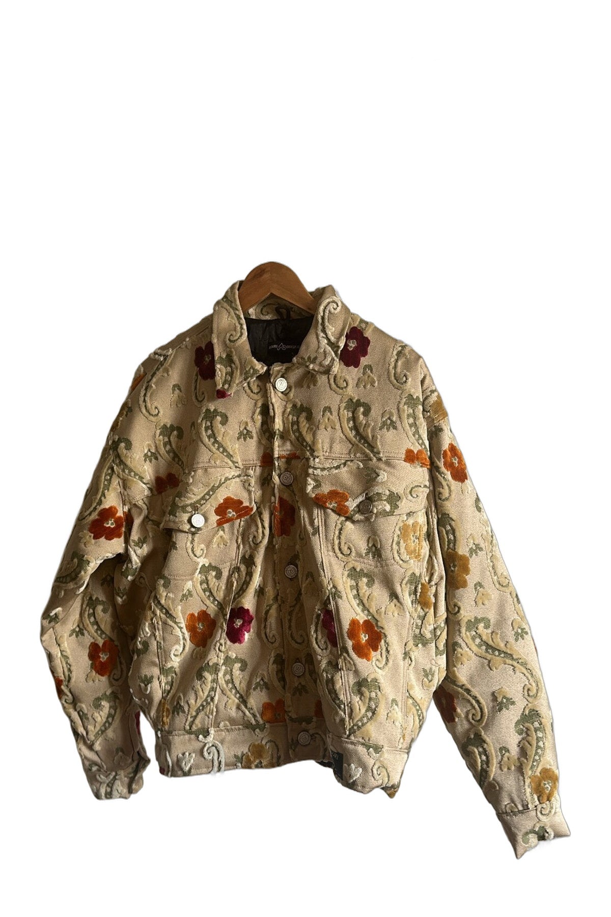 Anouri Soft Beige Jacket – Vorderansicht am Bügel