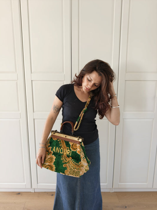 Vintage Green Bag von Anouri, am Model getragen
